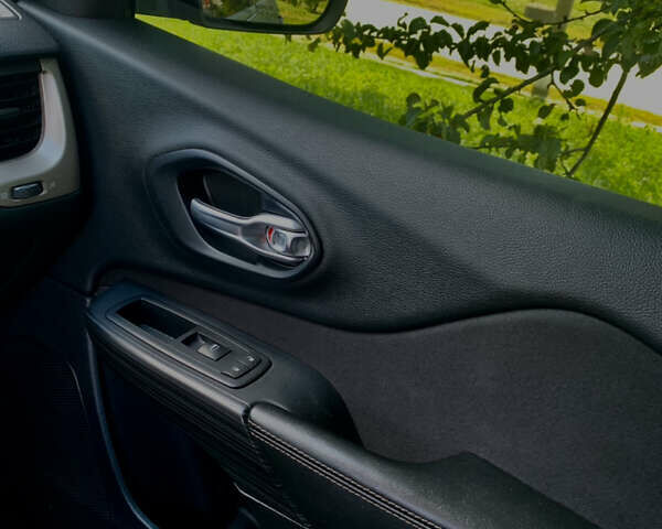 Серый Джип Чероки, объемом двигателя 2.4 л и пробегом 230 тыс. км за 12400 $, фото 6 на Automoto.ua