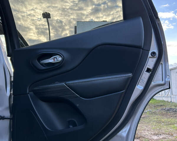 Сірий Джип Cherokee, об'ємом двигуна 2.36 л та пробігом 92 тис. км за 15900 $, фото 12 на Automoto.ua