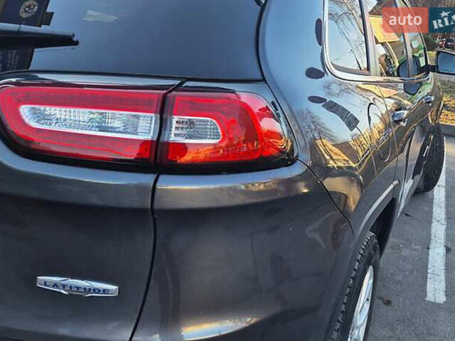 Сірий Джип Cherokee, об'ємом двигуна 2.36 л та пробігом 167 тис. км за 13000 $, фото 6 на Automoto.ua