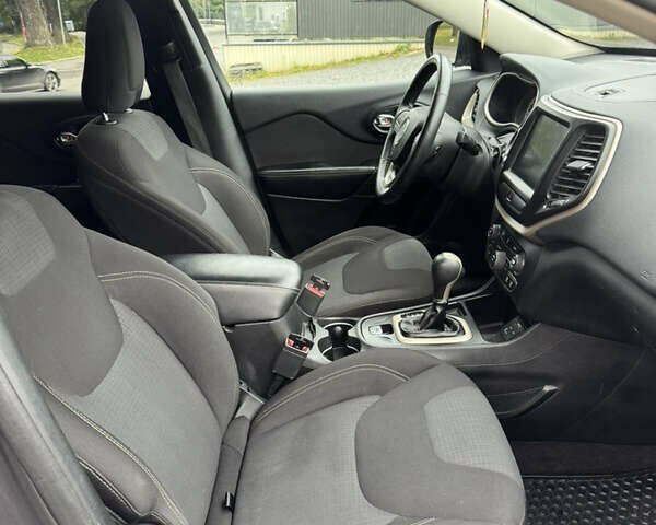 Сірий Джип Cherokee, об'ємом двигуна 2.36 л та пробігом 129 тис. км за 13000 $, фото 11 на Automoto.ua