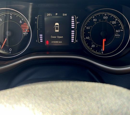 Серый Джип Чероки, объемом двигателя 2.4 л и пробегом 210 тыс. км за 12200 $, фото 5 на Automoto.ua