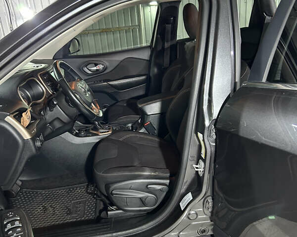 Серый Джип Чероки, объемом двигателя 3.24 л и пробегом 179 тыс. км за 14000 $, фото 22 на Automoto.ua