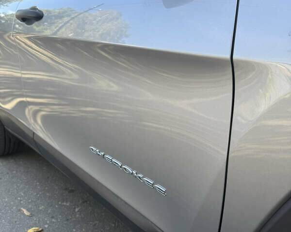 Джип Чероки 2016 в Лубнах на Automoto.ua Серый Джип Чероки, объемом двигателя 2.36 л и пробегом 200 тыс. км за 13499 $, фото 10 на Automoto.ua