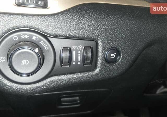 Серый Джип Чероки, объемом двигателя 3.24 л и пробегом 102 тыс. км за 15500 $, фото 11 на Automoto.ua