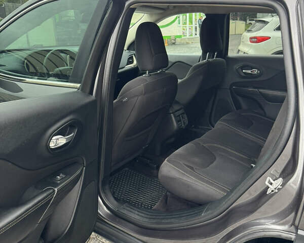 Сірий Джип Cherokee, об'ємом двигуна 2.36 л та пробігом 129 тис. км за 13000 $, фото 14 на Automoto.ua