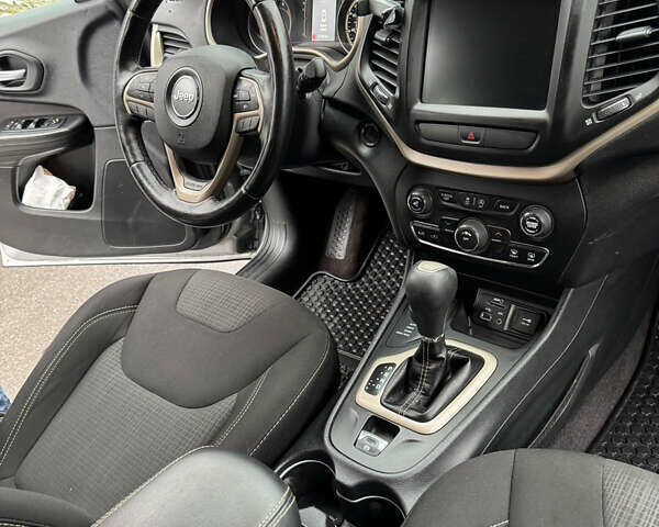 Серый Джип Чероки, объемом двигателя 3.24 л и пробегом 148 тыс. км за 17500 $, фото 16 на Automoto.ua