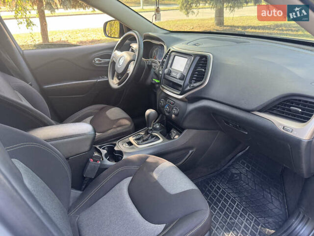 Джип Чероки 2016 в Лубнах на Automoto.ua Серый Джип Чероки, объемом двигателя 2.36 л и пробегом 200 тыс. км за 13499 $, фото 11 на Automoto.ua