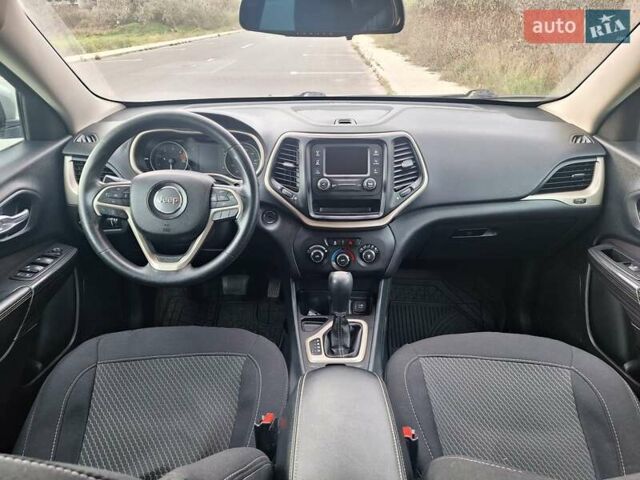 Серый Джип Чероки, объемом двигателя 2.36 л и пробегом 196 тыс. км за 11000 $, фото 4 на Automoto.ua