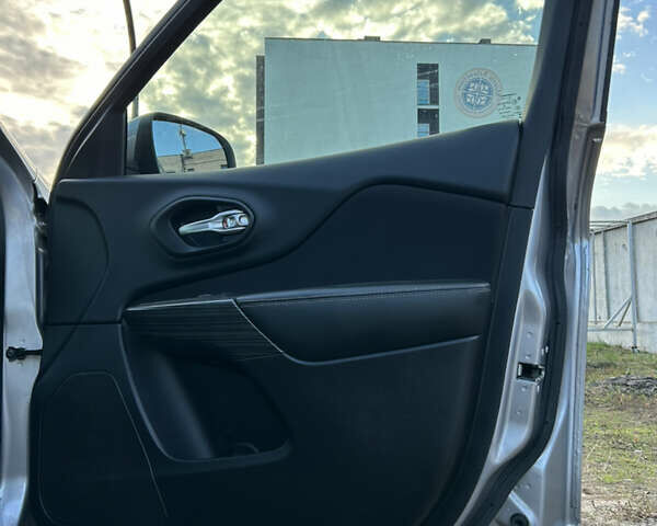 Сірий Джип Cherokee, об'ємом двигуна 2.36 л та пробігом 92 тис. км за 15900 $, фото 13 на Automoto.ua