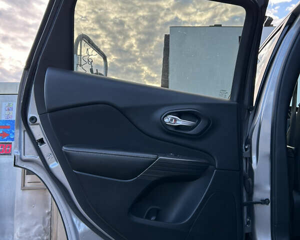 Сірий Джип Cherokee, об'ємом двигуна 2.36 л та пробігом 92 тис. км за 15900 $, фото 14 на Automoto.ua