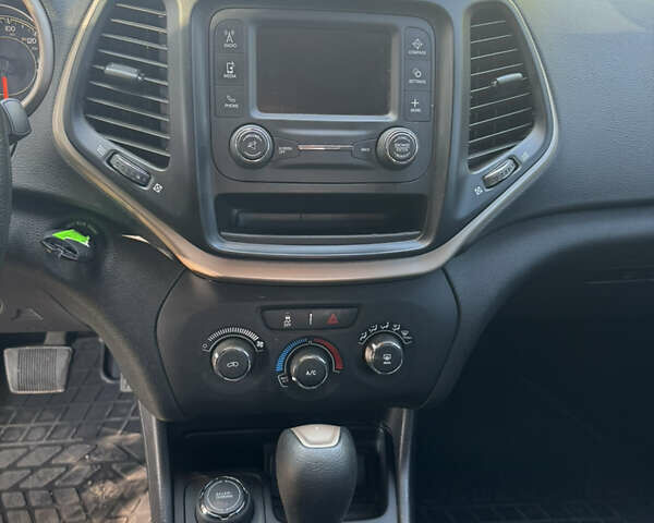 Джип Чероки 2016 в Лубнах на Automoto.ua Серый Джип Чероки, объемом двигателя 2.36 л и пробегом 200 тыс. км за 13499 $, фото 23 на Automoto.ua