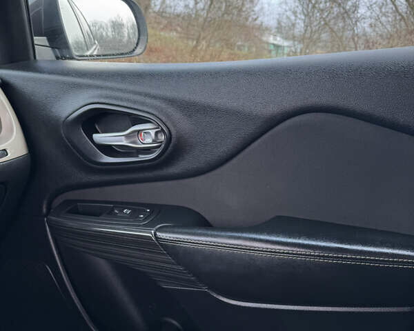 Серый Джип Чероки, объемом двигателя 2.36 л и пробегом 184 тыс. км за 14500 $, фото 26 на Automoto.ua