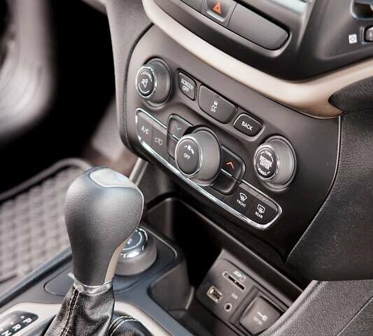 Сірий Джип Cherokee, об'ємом двигуна 2.36 л та пробігом 150 тис. км за 14500 $, фото 34 на Automoto.ua