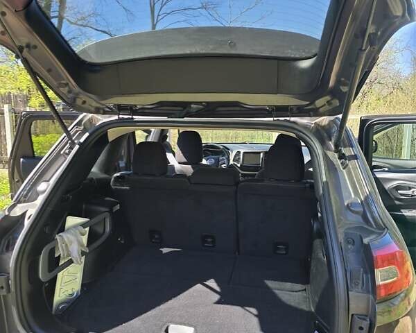 Сірий Джип Cherokee, об'ємом двигуна 3.2 л та пробігом 282 тис. км за 12500 $, фото 5 на Automoto.ua
