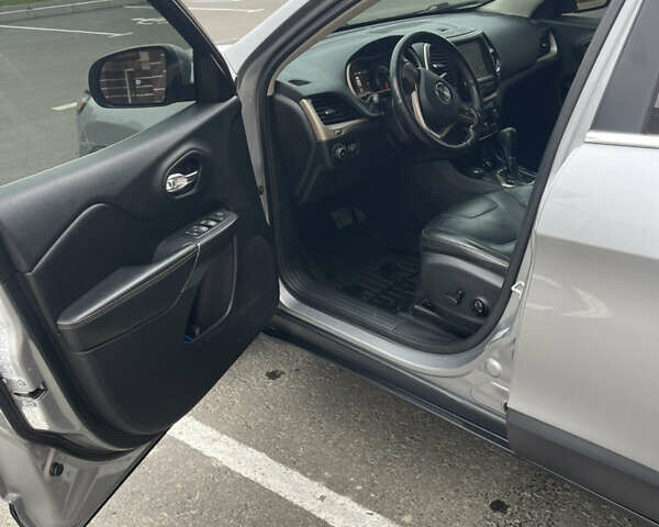 Сірий Джип Cherokee, об'ємом двигуна 2.36 л та пробігом 203 тис. км за 13600 $, фото 8 на Automoto.ua