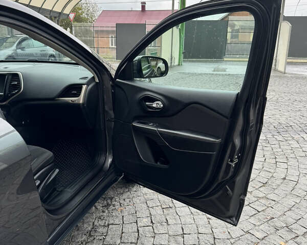 Сірий Джип Cherokee, об'ємом двигуна 2.36 л та пробігом 129 тис. км за 13000 $, фото 12 на Automoto.ua