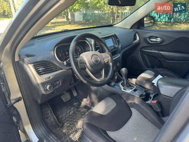 Джип Чероки 2016 в Лубнах на Automoto.ua Серый Джип Чероки, объемом двигателя 2.36 л и пробегом 200 тыс. км за 13499 $, фото 21 на Automoto.ua