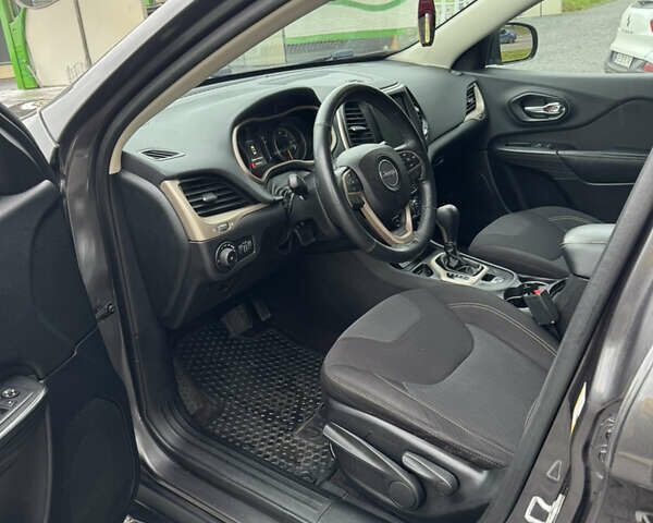 Сірий Джип Cherokee, об'ємом двигуна 2.36 л та пробігом 129 тис. км за 13000 $, фото 9 на Automoto.ua