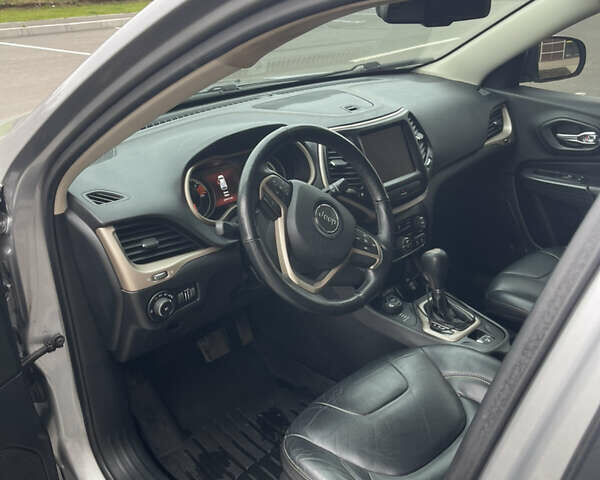 Сірий Джип Cherokee, об'ємом двигуна 2.36 л та пробігом 202 тис. км за 13300 $, фото 5 на Automoto.ua