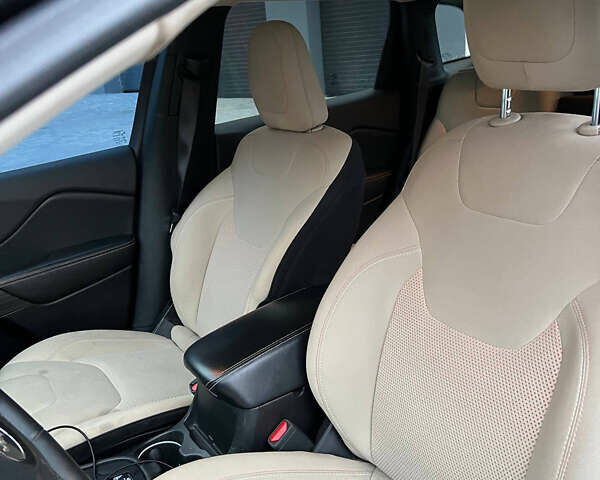 Серый Джип Чероки, объемом двигателя 2.36 л и пробегом 134 тыс. км за 12400 $, фото 7 на Automoto.ua