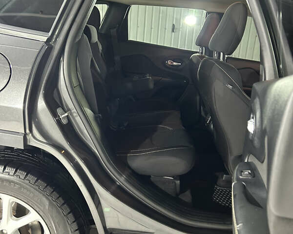 Серый Джип Чероки, объемом двигателя 3.24 л и пробегом 179 тыс. км за 14000 $, фото 20 на Automoto.ua