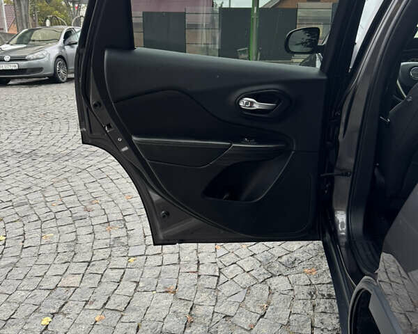 Сірий Джип Cherokee, об'ємом двигуна 2.36 л та пробігом 129 тис. км за 13000 $, фото 15 на Automoto.ua