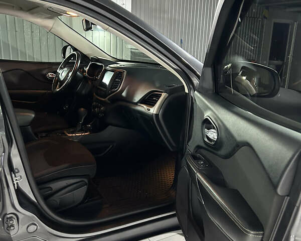 Серый Джип Чероки, объемом двигателя 3.24 л и пробегом 179 тыс. км за 14000 $, фото 25 на Automoto.ua