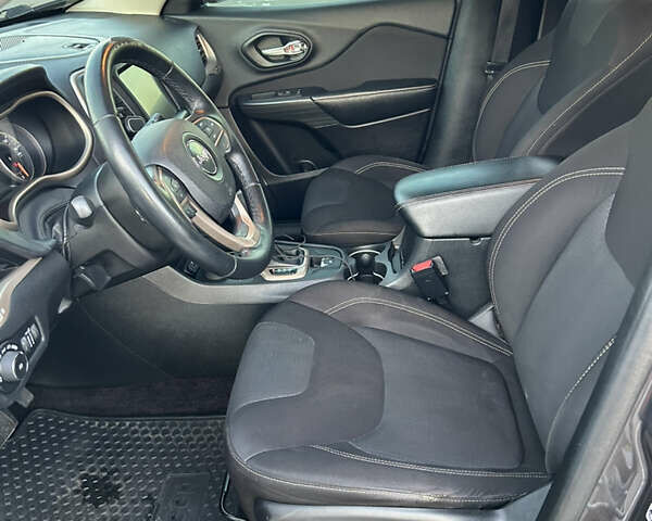 Серый Джип Чероки, объемом двигателя 3.24 л и пробегом 179 тыс. км за 14000 $, фото 10 на Automoto.ua