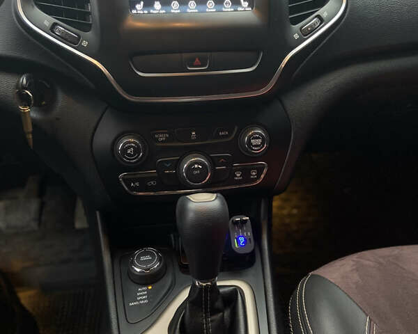 Серый Джип Чероки, объемом двигателя 2.4 л и пробегом 150 тыс. км за 11900 $, фото 9 на Automoto.ua