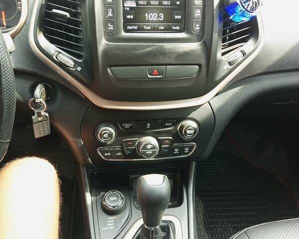 Серый Джип Чероки, объемом двигателя 2.36 л и пробегом 154 тыс. км за 13000 $, фото 17 на Automoto.ua