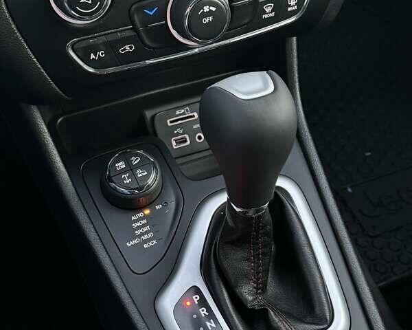 Сірий Джип Cherokee, об'ємом двигуна 2.36 л та пробігом 120 тис. км за 14500 $, фото 23 на Automoto.ua