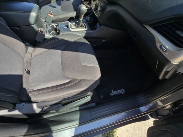 Сірий Джип Cherokee, об'ємом двигуна 3.2 л та пробігом 281 тис. км за 12500 $, фото 12 на Automoto.ua