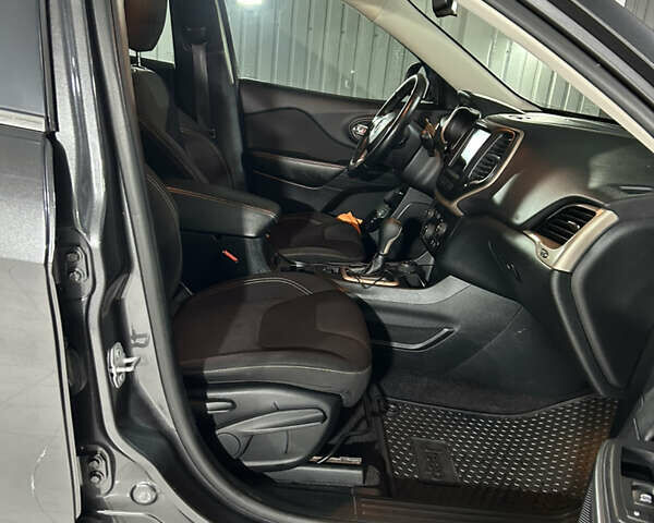 Серый Джип Чероки, объемом двигателя 3.24 л и пробегом 179 тыс. км за 14000 $, фото 19 на Automoto.ua