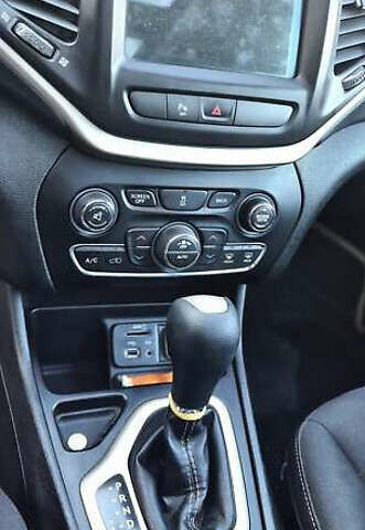 Сірий Джип Cherokee, об'ємом двигуна 2.36 л та пробігом 167 тис. км за 13000 $, фото 19 на Automoto.ua