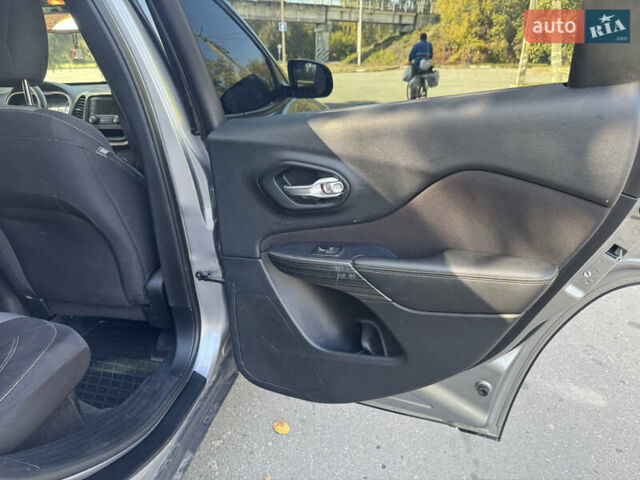 Джип Чероки 2016 в Лубнах на Automoto.ua Серый Джип Чероки, объемом двигателя 2.36 л и пробегом 200 тыс. км за 13499 $, фото 16 на Automoto.ua