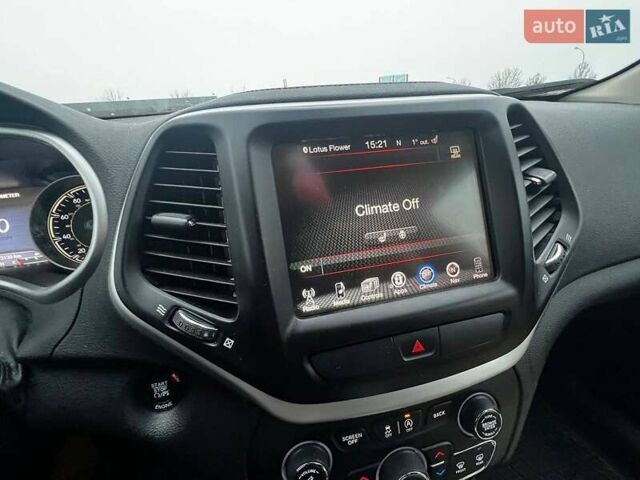 Серый Джип Чероки, объемом двигателя 3.24 л и пробегом 85 тыс. км за 15000 $, фото 7 на Automoto.ua
