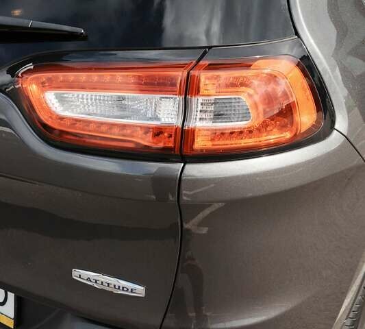 Сірий Джип Cherokee, об'ємом двигуна 2.36 л та пробігом 150 тис. км за 14500 $, фото 30 на Automoto.ua