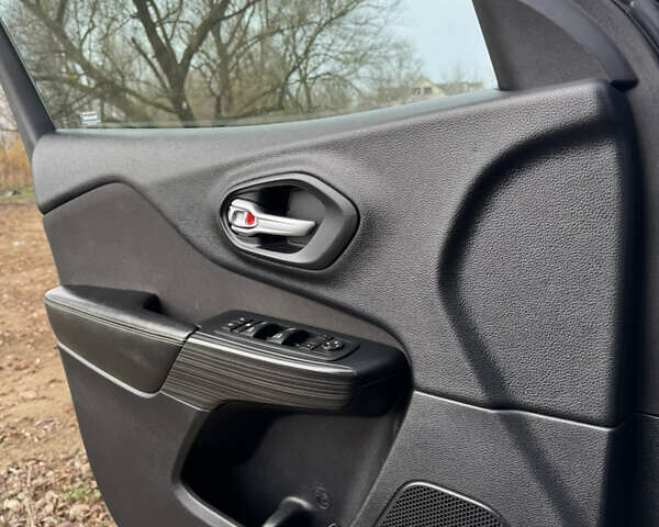 Серый Джип Чероки, объемом двигателя 2.36 л и пробегом 184 тыс. км за 14500 $, фото 25 на Automoto.ua