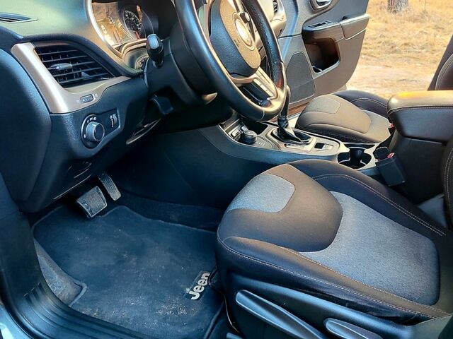 Сірий Джип Cherokee, об'ємом двигуна 2.4 л та пробігом 115 тис. км за 15400 $, фото 9 на Automoto.ua