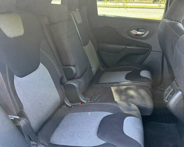 Джип Чероки 2016 в Лубнах на Automoto.ua Серый Джип Чероки, объемом двигателя 2.36 л и пробегом 200 тыс. км за 13499 $, фото 15 на Automoto.ua