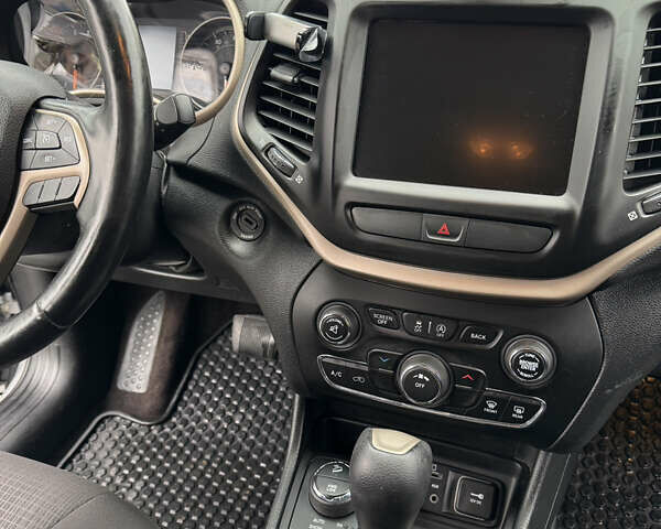 Серый Джип Чероки, объемом двигателя 3.24 л и пробегом 148 тыс. км за 17500 $, фото 12 на Automoto.ua