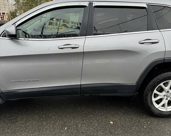 Серый Джип Чероки, объемом двигателя 3.24 л и пробегом 148 тыс. км за 17500 $, фото 1 на Automoto.ua