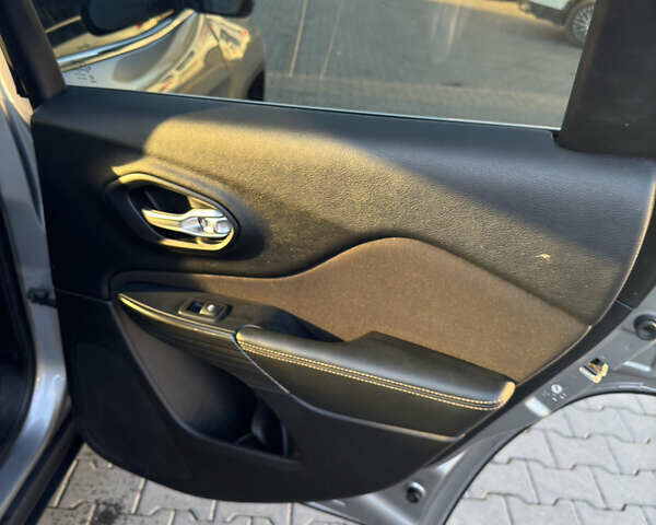 Сірий Джип Cherokee, об'ємом двигуна 2.36 л та пробігом 255 тис. км за 12500 $, фото 5 на Automoto.ua