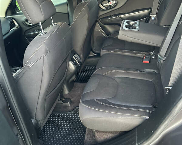 Серый Джип Чероки, объемом двигателя 3.24 л и пробегом 179 тыс. км за 14000 $, фото 9 на Automoto.ua