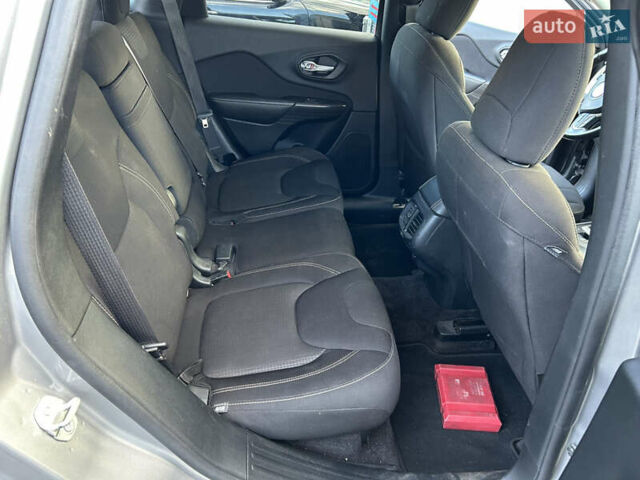 Сірий Джип Cherokee, об'ємом двигуна 2.36 л та пробігом 92 тис. км за 15900 $, фото 19 на Automoto.ua