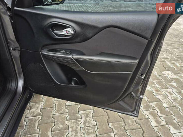 Серый Джип Чероки, объемом двигателя 2.36 л и пробегом 128 тыс. км за 17400 $, фото 13 на Automoto.ua