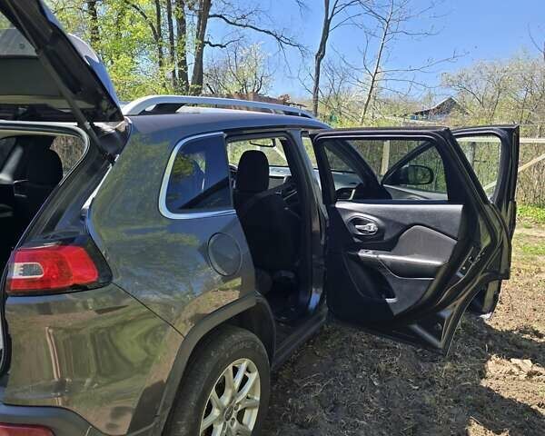 Сірий Джип Cherokee, об'ємом двигуна 3.2 л та пробігом 282 тис. км за 12500 $, фото 4 на Automoto.ua