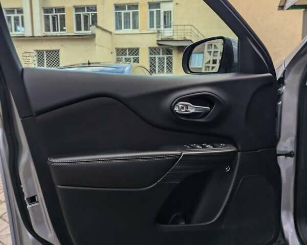 Серый Джип Чероки, объемом двигателя 2.36 л и пробегом 152 тыс. км за 13300 $, фото 34 на Automoto.ua