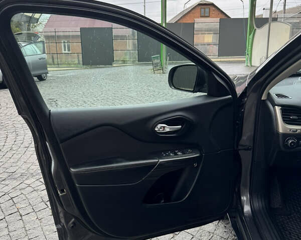 Сірий Джип Cherokee, об'ємом двигуна 2.36 л та пробігом 129 тис. км за 13000 $, фото 10 на Automoto.ua