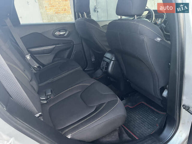 Серый Джип Чероки, объемом двигателя 2.4 л и пробегом 154 тыс. км за 14200 $, фото 11 на Automoto.ua